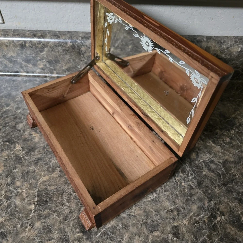 Vtg Mini Cedar Chest Footed‎ w/ Medallion & Decorative Front